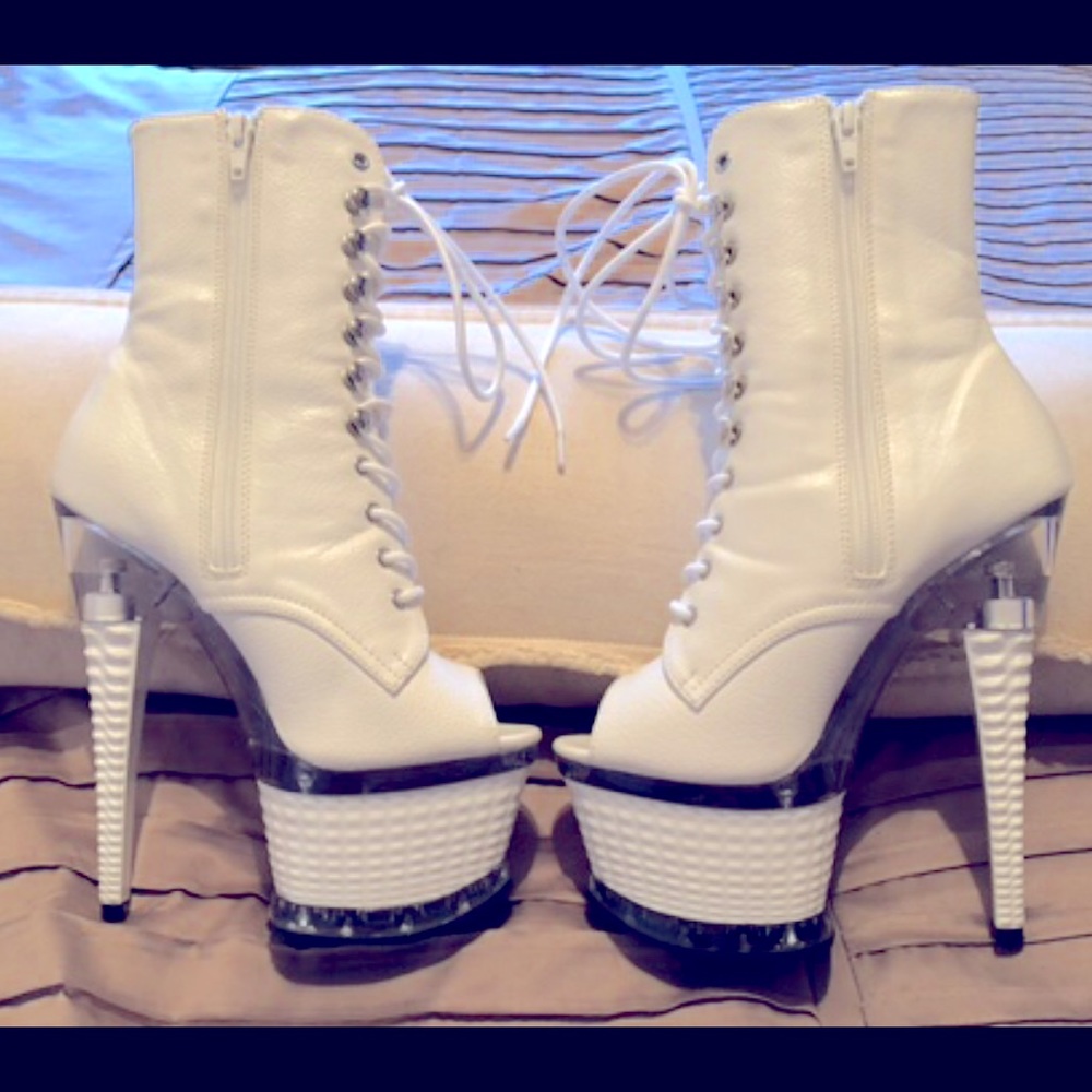 New beautiful size 6 white Pleaser boots!